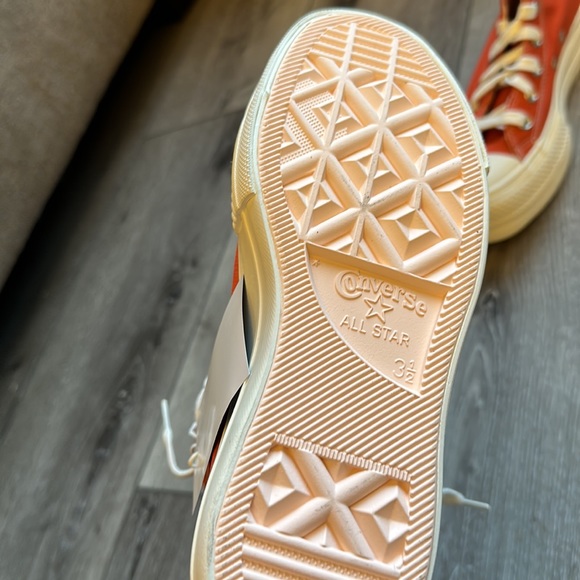 Converse size 5.5 peach, platformed, high tops - Picture 6 of 7